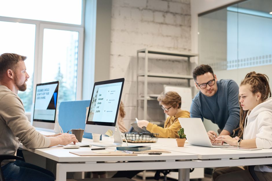 Marketing-Kurs Unterlagen auf einem Laptop